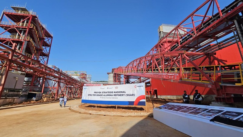 Presiden Joko Widodo (Jokowi) telah meresmikan injeksi bauksit perdana untuk proyek Smelter Grade Alumina Refinery (SGAR) Fase 1 PT Borneo Alumina Indonesia (BAI) yang berlokasi di Kabupaten Mempawah, Kalimantan Barat pada Selasa (24/09/2024). Presiden Joko Widodo (Jokowi) telah meresmikan injeksi bauksit perdana untuk proyek Smelter Grade Alumina Refinery (SGAR) Fase 1 PT Borneo Alumina Indonesia (BAI) yang berlokasi di Kabupaten Mempawah, Kalimantan Barat pada Selasa (24/09/2024). (Tangkapan Layar Youtube Sekretariat Presiden)