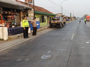 Pemotor Tewas Tertabrak Truk di Duduksampeyan Gresik