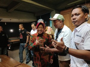 Risma Terima Dukungan dari Relawan Prabowo, Didoakan Sehat Selalu