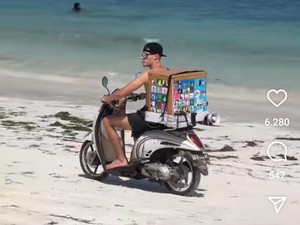 Video Aksi Kocak Pembalap Moto2 Dagang Es Krim di Pantai Mandalika