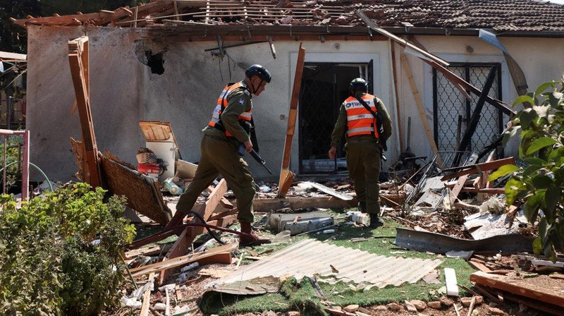 Kondisi rumah yang rusak setelah serangan roket dari Lebanon di Israel Utara, Rabu (25/9/2024). (AP Photo/Leo Correa)