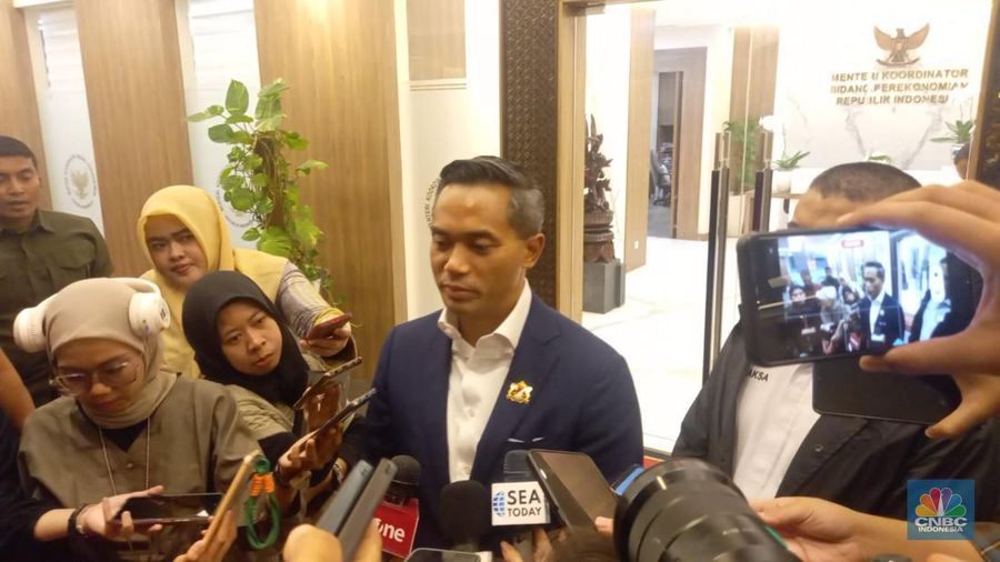 Anindya Bakrie datang ke Kemenko Perekonomian. (CNBC Indonesia/Arrijal Rachman)