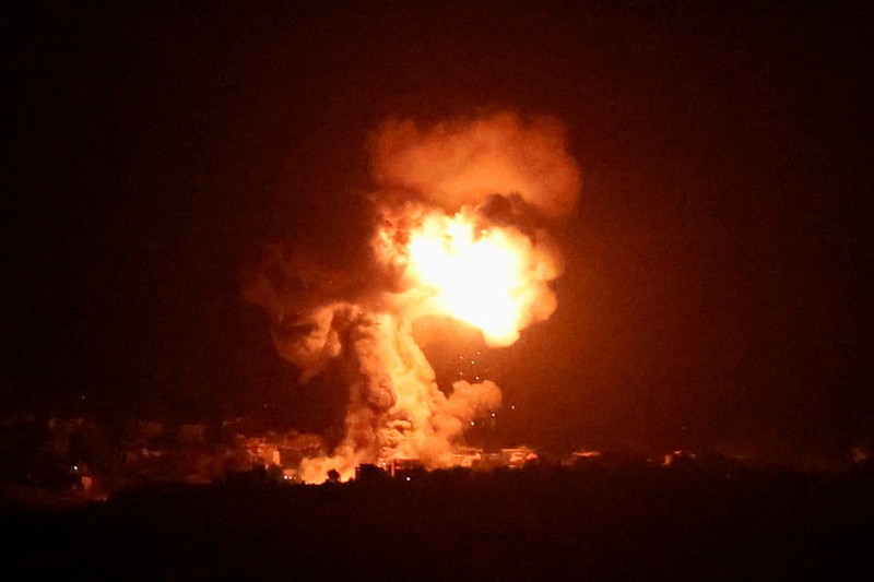 Orang-orang berdiri di atas reruntuhan bangunan yang rusak, di desa Akbiyeh di selatan Lebanon, di tengah permusuhan lintas perbatasan antara Hizbullah dan pasukan Israel, Lebanon, 24 September 2024. Orang-orang berdiri di atas reruntuhan bangunan yang rusak, di desa Akbiyeh di selatan Lebanon, di tengah permusuhan lintas perbatasan antara Hizbullah dan pasukan Israel, Lebanon, 24 September 2024. (REUTERS/Stringer)