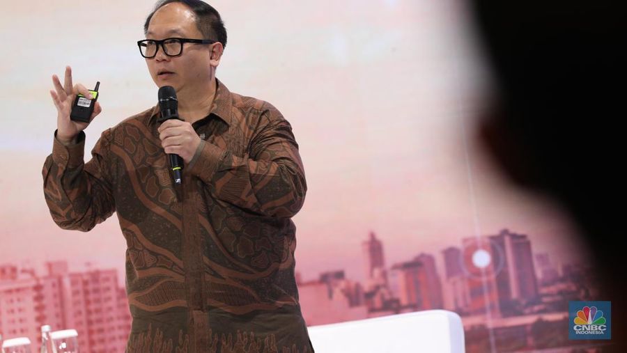 ASEAN Economist UOB, Enrico Tanuwidjaja dalam UOB Indonesia Economic Outlook 2025 di Kempinski, Jakarta, Rabu (25/9/2024). (CNBC Indonesia/Tri Susilo)
