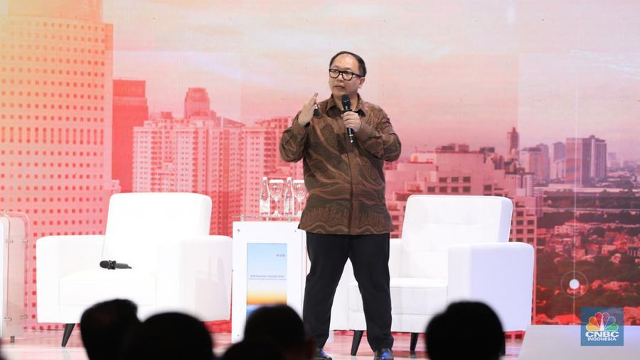 ASEAN Economist UOB, Enrico Tanuwidjaja dalam UOB Indonesia Economic Outlook 2025 di Kempinski, Jakarta, Rabu (25/9/2024). (CNBC Indonesia/Tri Susilo)
