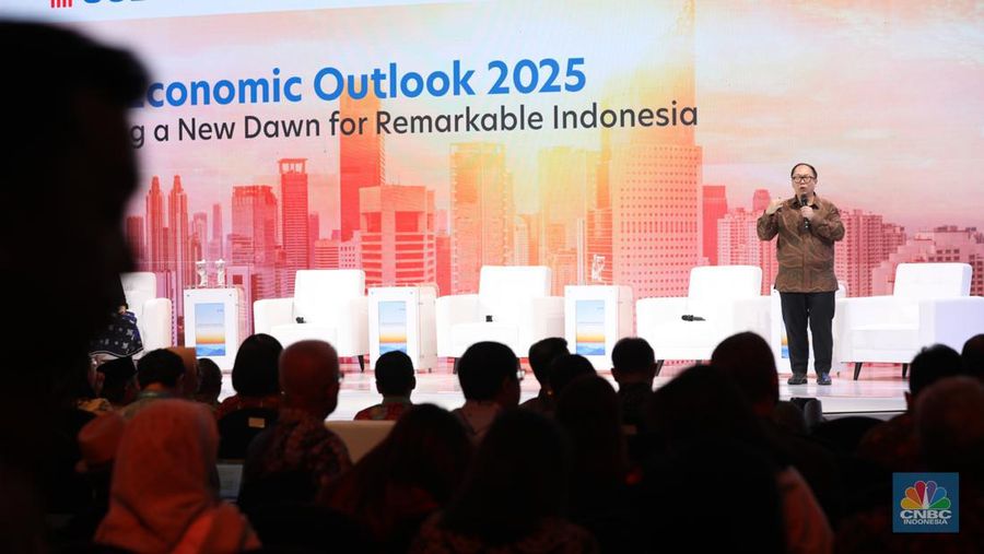 ASEAN Economist UOB, Enrico Tanuwidjaja dalam UOB Indonesia Economic Outlook 2025 di Kempinski, Jakarta, Rabu (25/9/2024). (CNBC Indonesia/Tri Susilo)