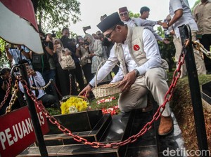 Momen RK-Suswono Ziarah ke Makam MH Thamrin-Benyamin
