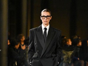 Bella Hadid Suarakan Free Palestine Usai Jadi Model di Paris Fashion Week