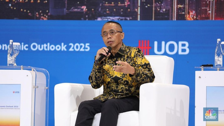 Econom Indef, Drajad Hari Wibowo dalam UOB Indonesia Economic Outlook 2025 di Kempinski, Jakarta, Rabu (25/9/2024). (CNBC Indonesia/Tri Susilo)