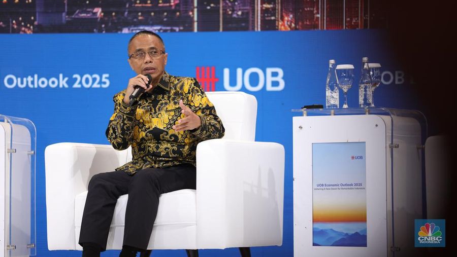 Econom Indef, Drajad Hari Wibowo dalam UOB Indonesia Economic Outlook 2025 di Kempinski, Jakarta, Rabu (25/9/2024). (CNBC Indonesia/Tri Susilo)