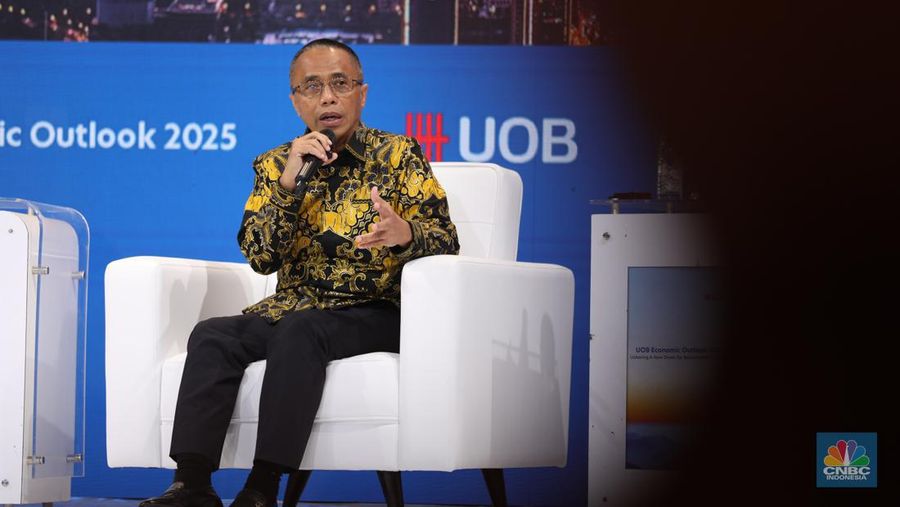 Econom Indef, Drajad Hari Wibowo dalam UOB Indonesia Economic Outlook 2025 di Kempinski, Jakarta, Rabu (25/9/2024). (CNBC Indonesia/Tri Susilo)