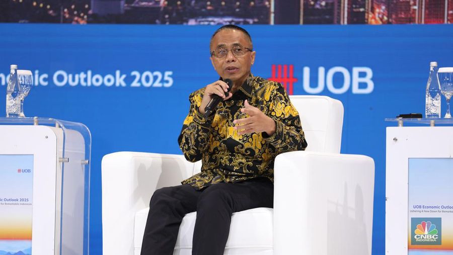 Econom Indef, Drajad Hari Wibowo dalam UOB Indonesia Economic Outlook 2025 di Kempinski, Jakarta, Rabu (25/9/2024). (վ/Tri Susilo)