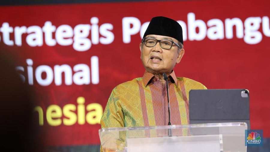 Gubernur Bank Indonesia Periode 2003-2008, Burhanuddin Abdullah dalam UOB Indonesia Economic Outlook 2025 di Kempinski, Jakarta, Rabu (25/9/2024). (վ/Tri Susilo)