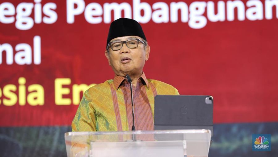 Gubernur Bank Indonesia Periode 2003-2008, Burhanuddin Abdullah dalam UOB Indonesia Economic Outlook 2025 di Kempinski, Jakarta, Rabu (25/9/2024). (վ/Tri Susilo)
