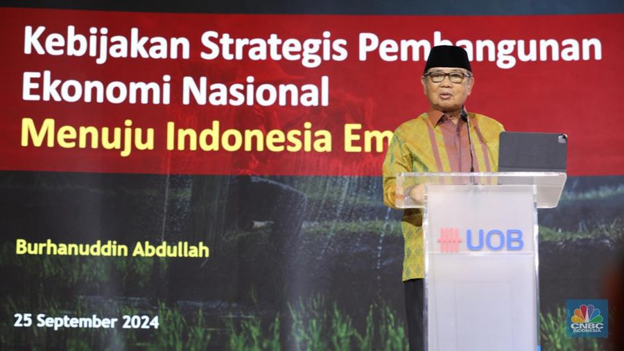 Gubernur Bank Indonesia Periode 2003-2008, Burhanuddin Abdullah dalam UOB Indonesia Economic Outlook 2025 di Kempinski, Jakarta, Rabu (25/9/2024). (CNBC Indonesia/Tri Susilo)