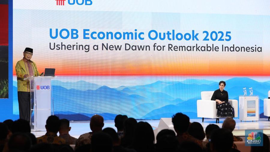 Gubernur Bank Indonesia Periode 2003-2008, Burhanuddin Abdullah dalam UOB Indonesia Economic Outlook 2025 di Kempinski, Jakarta, Rabu (25/9/2024). (CNBC Indonesia/Tri Susilo)