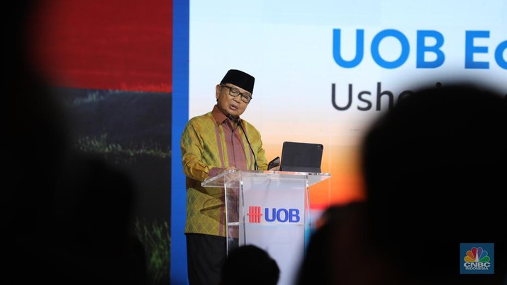 Gubernur Bank Indonesia Periode 2003-2008, Burhanuddin Abdullah dalam UOB Indonesia Economic Outlook 2025 di Kempinski, Jakarta, Rabu (25/9/2024). (CNBC Indonesia/Tri Susilo)