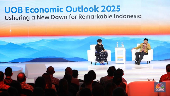 Gubernur Bank Indonesia Periode 2003-2008, Burhanuddin Abdullah dalam UOB Indonesia Economic Outlook 2025 di Kempinski, Jakarta, Rabu (25/9/2024). (CNBC Indonesia/Tri Susilo)