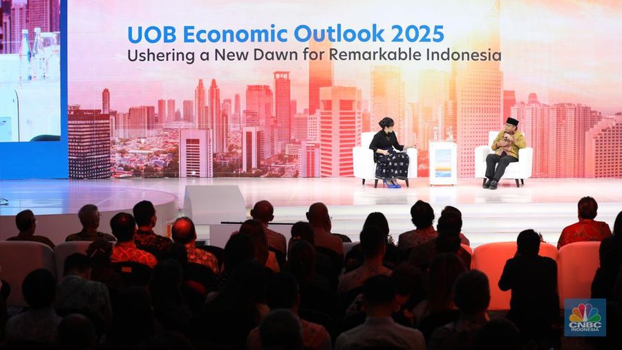 Gubernur Bank Indonesia Periode 2003-2008, Burhanuddin Abdullah dalam UOB Indonesia Economic Outlook 2025 di Kempinski, Jakarta, Rabu (25/9/2024). (CNBC Indonesia/Tri Susilo)