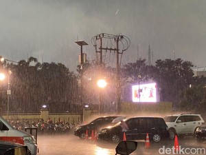 Depok Diguyur Hujan Deras Disertai Petir