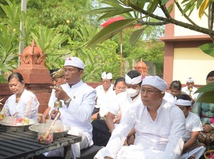 Doa Pilkada Aman dan Damai Iringi Ibadah Galungan di Sidoarjo
