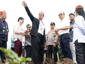 Investor Vietnam Blusukan ke Lahan Peternakan Sapi Perah di Sulteng