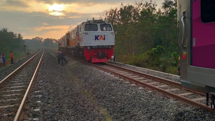 KA Taksaka tertempee truk di lintas Stasiun Sentolo-Stasiun Rewulu. (Dok. KAI)