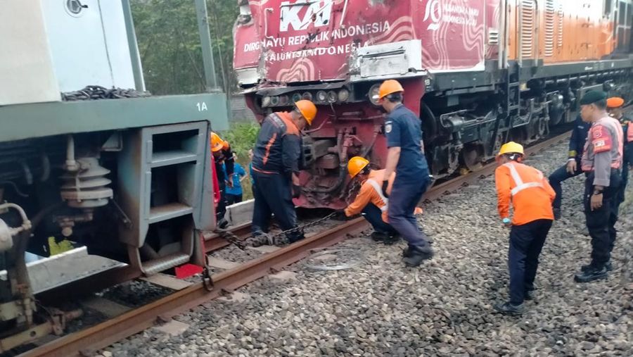 KA Tatsaka tertempee truk di lintas Stasiun Sentolo-Stasiun Rewulu. (Dok. KAI)