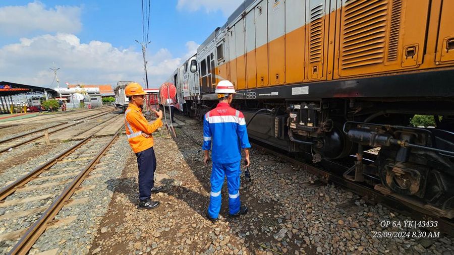 KA Taksaka tertempee truk di lintas Stasiun Sentolo-Stasiun Rewulu. (Dok. KAI)