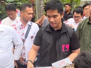 Gaya Kaesang Bagi-bagi Susu & Buku Pakai Rompi Putra Mulyono