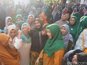 Rohmi Blusukan Temui Emak-emak Lombok Timur di Hari Pertama Kampanye