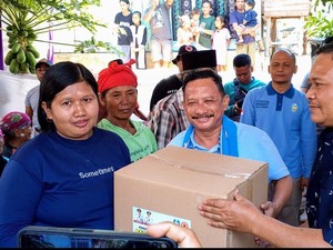 Jelang Cuti Pilkada, Karna Suswandi Sambangi Warga Desa Alami Kesulitan