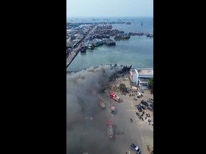 Video Penampakan Kebakaran 2 Kapal di Pelabuhan Muara Baru, Api Berkobar