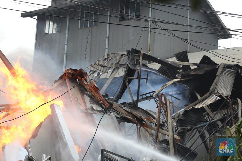 Kebakaran pabrik lilin di Kec Tambun Selatan, Bekasi, Jawa Barat, Rabu (25/9/2024). (CNBC Indonesia/Tias Budiarto) Kebakaran pabrik lilin di Kec Tambun Selatan, Bekasi, Jawa Barat, Rabu (25/9/2024). (CNBC Indonesia/Tias Budiarto)