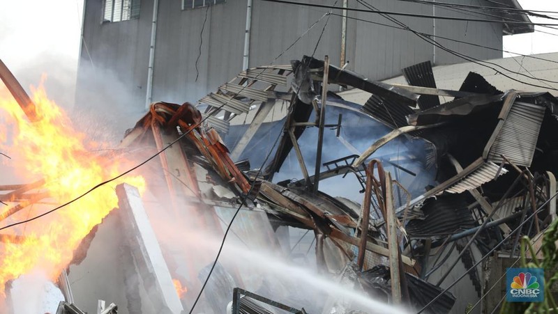 Kebakaran pabrik lilin di Kec Tambun Selatan, Bekasi, Jawa Barat, Rabu (25/9/2024). (CNBC Indonesia/Tias Budiarto)