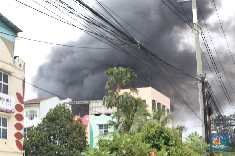 Kebakaran pabrik lilin di Kec Tambun Selatan, Bekasi, Jawa Barat, Rabu (25/9/2024). (CNBC Indonesia/Tias Budiarto) Kebakaran pabrik lilin di Kec Tambun Selatan, Bekasi, Jawa Barat, Rabu (25/9/2024). (CNBC Indonesia/Tias Budiarto)