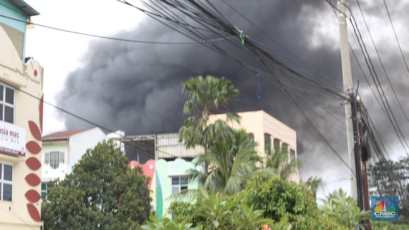 Kebakaran pabrik lilin di Kec Tambun Selatan, Bekasi, Jawa Barat, Rabu (25/9/2024). (CNBC Indonesia/Tias Budiarto)