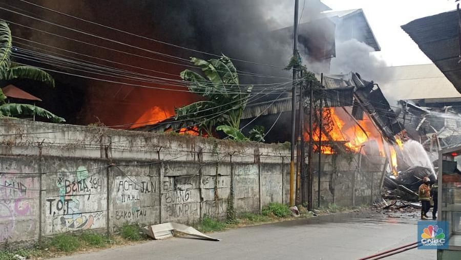 Kebakaran pabrik lilin di Tambun Selatan, Bekasi, Jawa Barat, Rabu (25/9/2024). (CNBC Indonesia/Tias Budiarto)