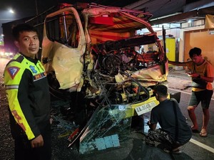 Truk Sundul Truk di Bangjo Secang Magelang, Sopir Tewas Terjepit Kabin