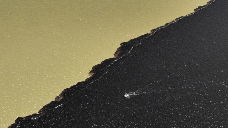 Kondisi aor pada titik pertemuan antara Rio Negro dan Rio Solimoes, yang berlanjut ke sungai Amazon dekat Manaus, negara bagian Amazonas, Brasil. (REUTERS/Jorge Silva)