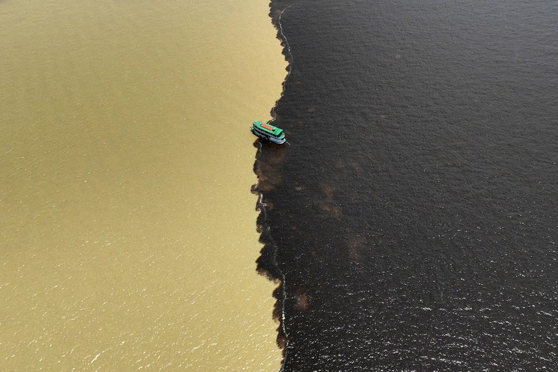Kondisi aor pada titik pertemuan antara Rio Negro dan Rio Solimoes, yang berlanjut ke sungai Amazon dekat Manaus, negara bagian Amazonas, Brasil. (REUTERS/Jorge Silva)