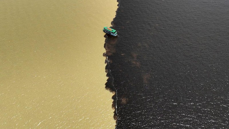 Kondisi aor pada titik pertemuan antara Rio Negro dan Rio Solimoes, yang berlanjut ke sungai Amazon dekat Manaus, negara bagian Amazonas, Brasil. (REUTERS/Jorge Silva)