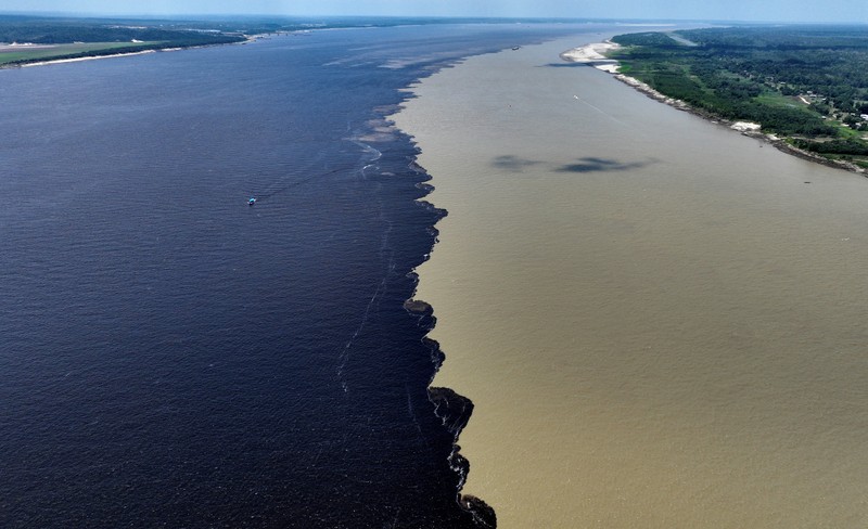 Kondisi aor pada titik pertemuan antara Rio Negro dan Rio Solimoes, yang berlanjut ke sungai Amazon dekat Manaus, negara bagian Amazonas, Brasil. (REUTERS/Jorge Silva)