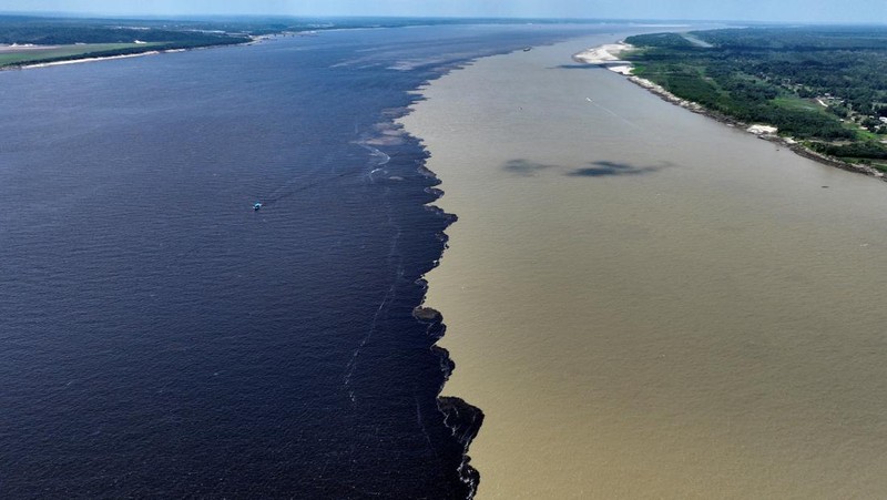 Kondisi aor pada titik pertemuan antara Rio Negro dan Rio Solimoes, yang berlanjut ke sungai Amazon dekat Manaus, negara bagian Amazonas, Brasil. (REUTERS/Jorge Silva)