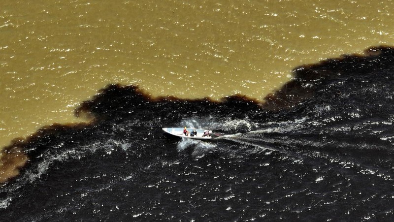 Kondisi aor pada titik pertemuan antara Rio Negro dan Rio Solimoes, yang berlanjut ke sungai Amazon dekat Manaus, negara bagian Amazonas, Brasil. (REUTERS/Jorge Silva)