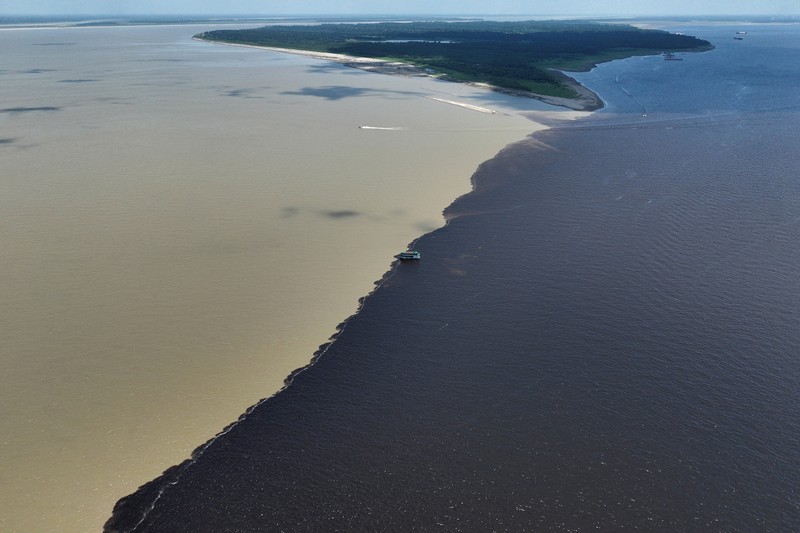 Kondisi aor pada titik pertemuan antara Rio Negro dan Rio Solimoes, yang berlanjut ke sungai Amazon dekat Manaus, negara bagian Amazonas, Brasil. (REUTERS/Jorge Silva)