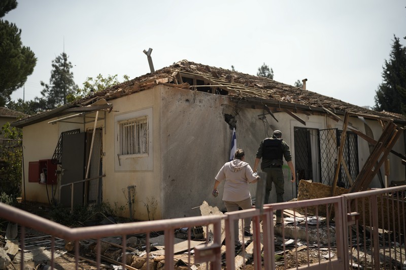 Kondisi rumah yang rusak setelah serangan roket dari Lebanon di Israel Utara, Rabu (25/9/2024). (AP Photo/Leo Correa) Kondisi rumah yang rusak setelah serangan roket dari Lebanon di Israel Utara, Rabu (25/9/2024). (AP Photo/Leo Correa)