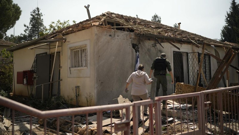 Kondisi rumah yang rusak setelah serangan roket dari Lebanon di Israel Utara, Rabu (25/9/2024). (AP Photo/Leo Correa)