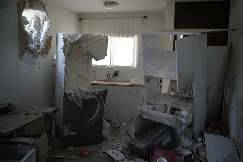 Kondisi rumah yang rusak setelah serangan roket dari Lebanon di Israel Utara, Rabu (25/9/2024). (AP Photo/Leo Correa) Kondisi rumah yang rusak setelah serangan roket dari Lebanon di Israel Utara, Rabu (25/9/2024). (AP Photo/Leo Correa)