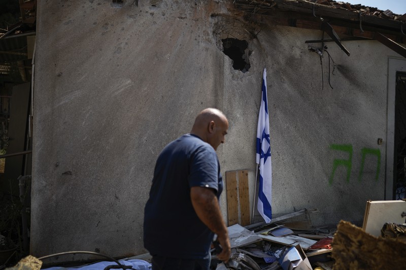 Kondisi rumah yang rusak setelah serangan roket dari Lebanon di Israel Utara, Rabu (25/9/2024). (AP Photo/Leo Correa) Kondisi rumah yang rusak setelah serangan roket dari Lebanon di Israel Utara, Rabu (25/9/2024). (AP Photo/Leo Correa)